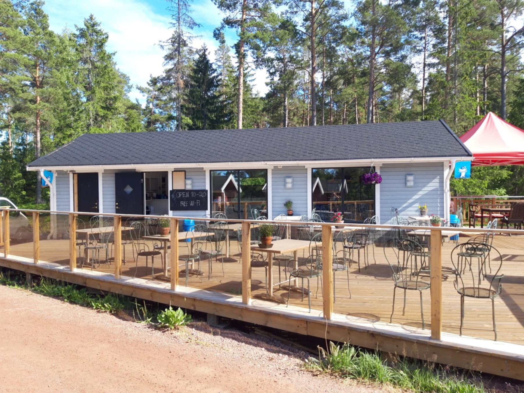 Svinö Stugbys reception med solig uteservering