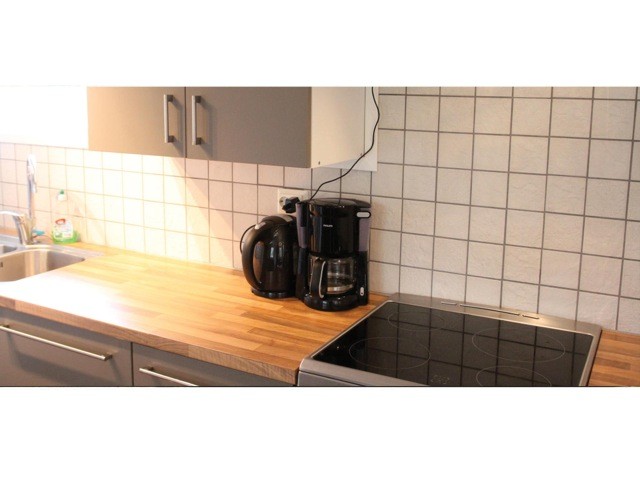 Seaside Villas kök med spishäll, kaffebryggare och vattenkokare