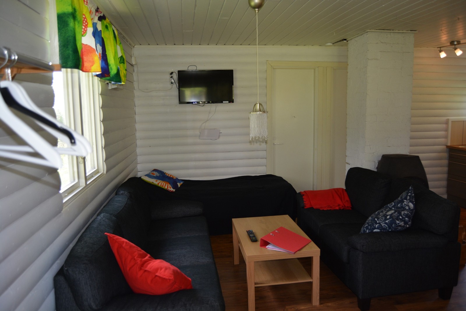 Seaside Villas vardagsrum med soffor och TV
